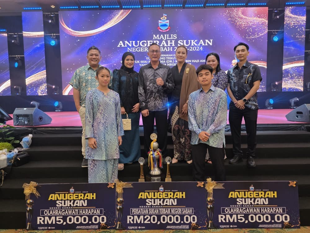 Sabah Muaythai Team with Trophy and Mock Cheque